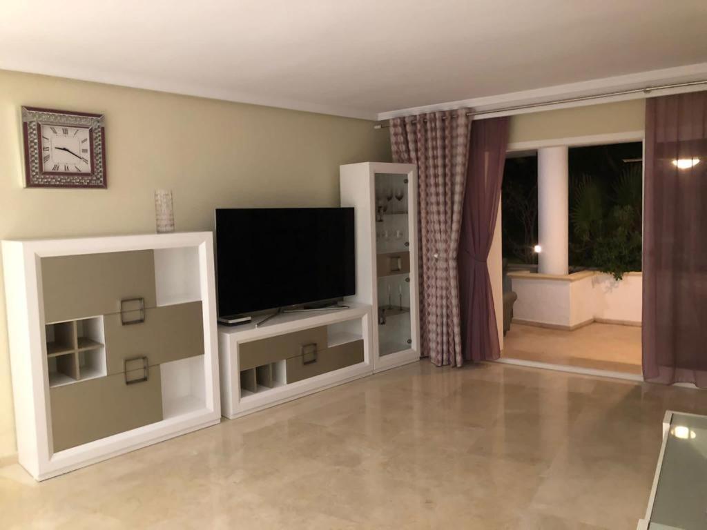 Dominion Apartments Естепона Екстериор снимка