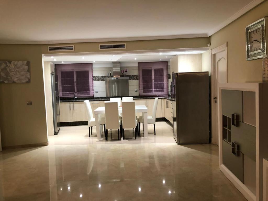 Dominion Apartments Естепона Екстериор снимка
