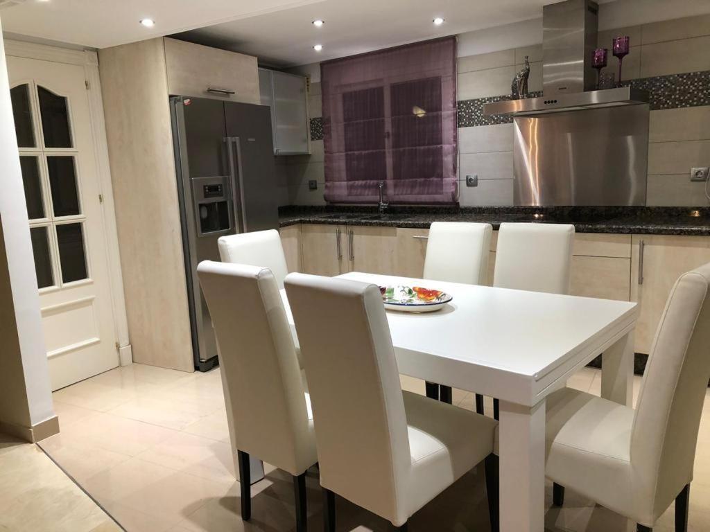 Dominion Apartments Естепона Екстериор снимка
