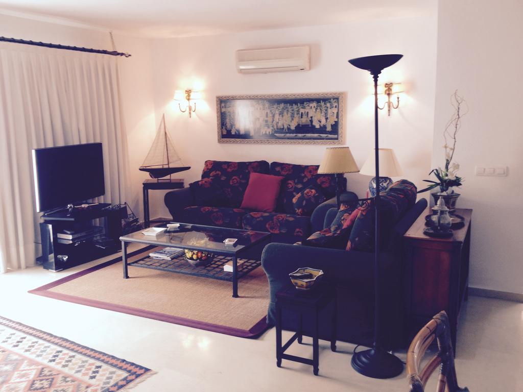 Dominion Apartments Естепона Стая снимка